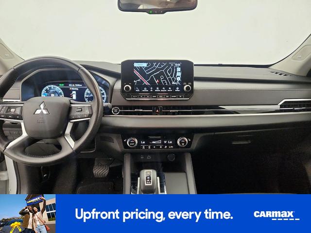 Photo of 2023 White Mitsubishi Outlander
