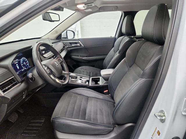 Photo of 2023 White Mitsubishi Outlander