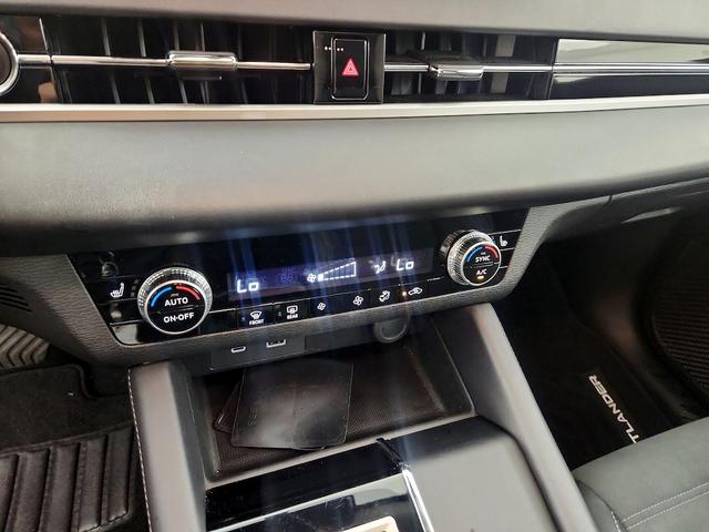 Photo of 2023 White Mitsubishi Outlander