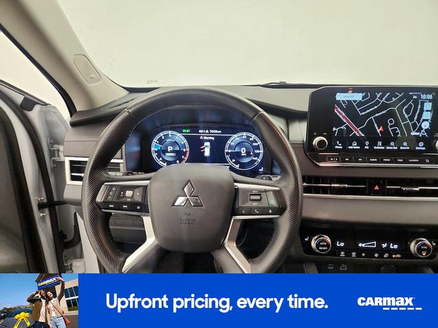 Photo of 2023 White Mitsubishi Outlander