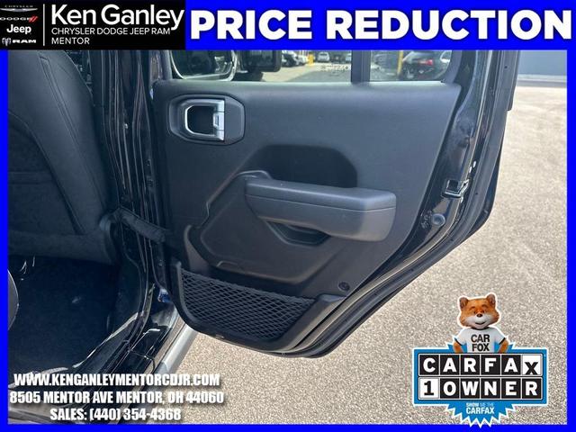 Photo of 2022 Black Clearcoat Jeep Gladiator