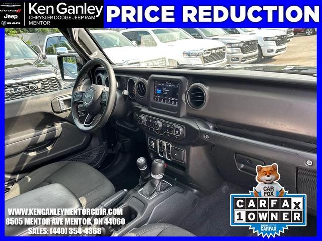 Photo of 2022 Black Clearcoat Jeep Gladiator