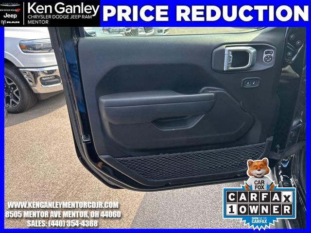 Photo of 2022 Black Clearcoat Jeep Gladiator