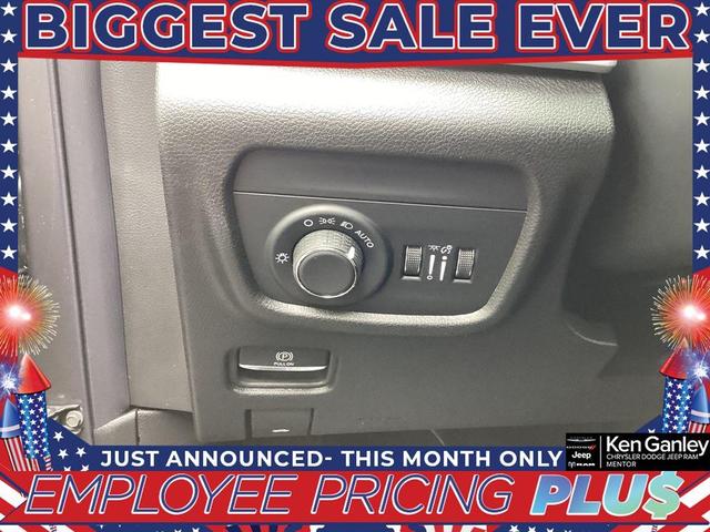 Photo of 2025 Metallic Jeep Grand Cherokee L