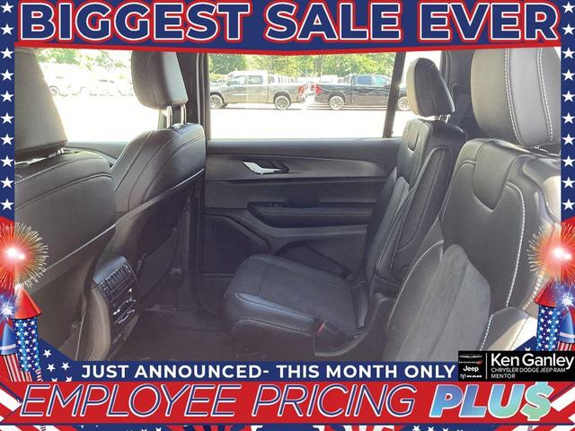 Photo of 2025 Metallic Jeep Grand Cherokee L