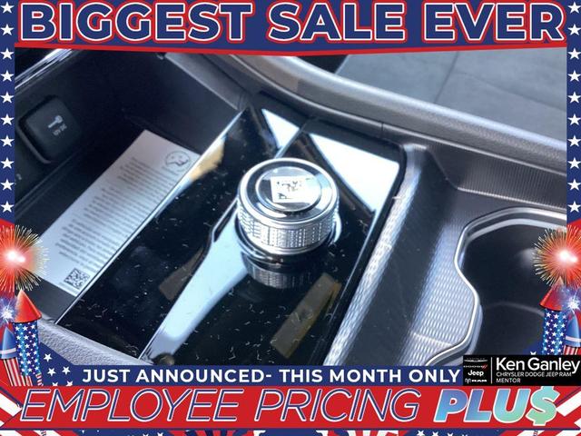 Photo of 2025 Metallic Jeep Grand Cherokee L
