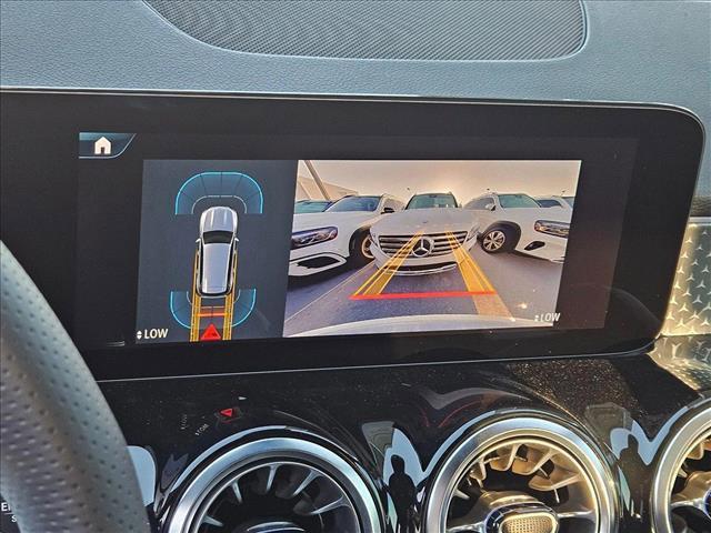 Photo of 2025 Polar White Mercedes-Benz GLB 250