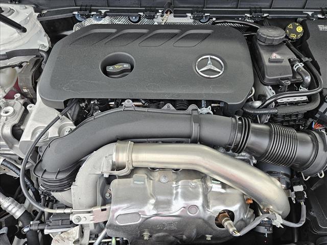 Photo of 2025 Polar White Mercedes-Benz GLB 250