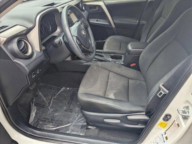 Photo of 2018 Super White Toyota RAV4