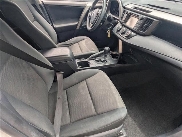 Photo of 2018 Super White Toyota RAV4