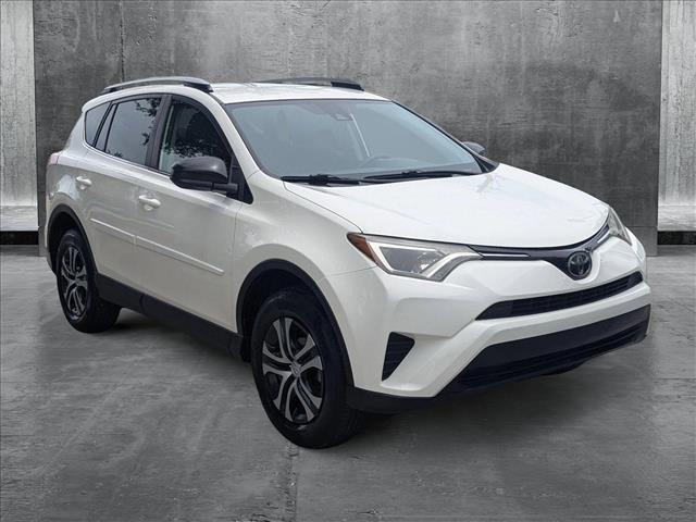 Photo of 2018 Super White Toyota RAV4