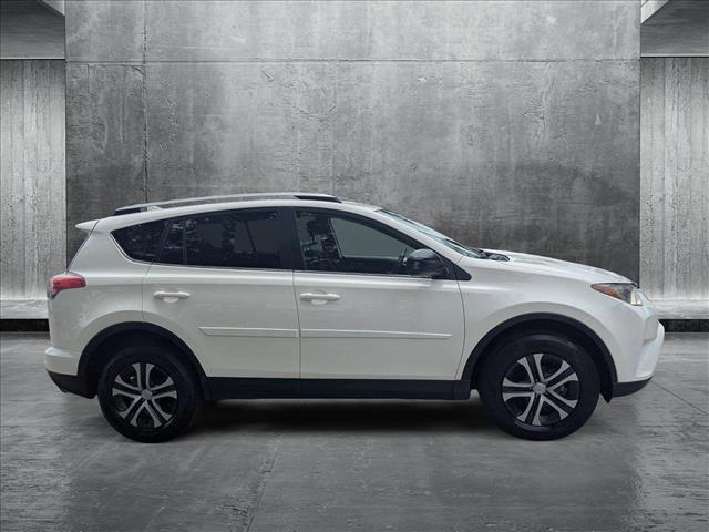 Photo of 2018 Super White Toyota RAV4