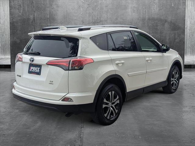 Photo of 2018 Super White Toyota RAV4