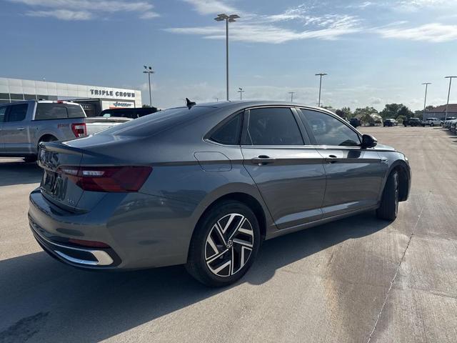 Photo of 2022 Platinum Gray Metallic Volkswagen Jetta