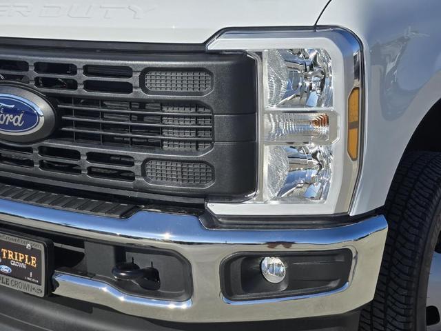 Photo of 2025 Oxford White Ford F-350
