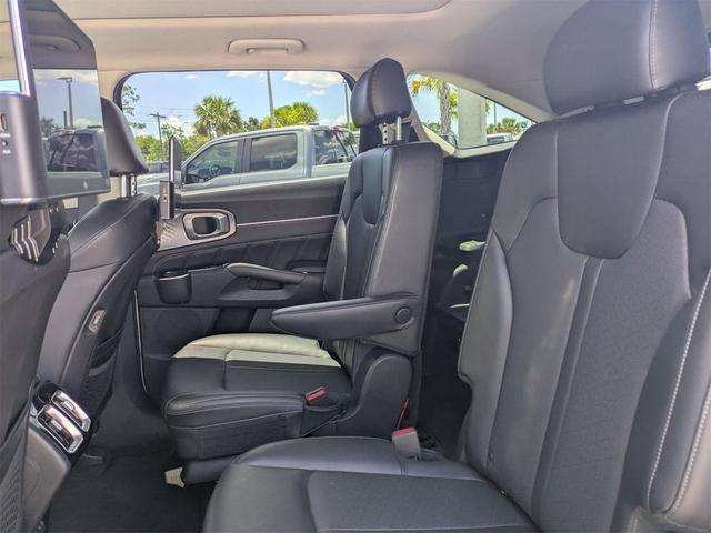 Photo of 2021 Sparkling Silver Kia Sorento