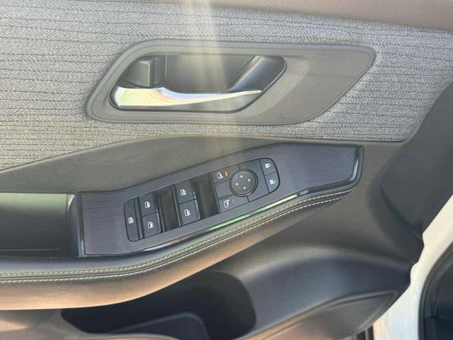 Photo of 2023 White Nissan Rogue