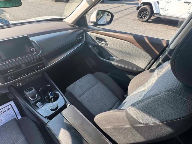 Photo of 2023 White Nissan Rogue