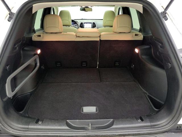Photo of 2017 White Jeep Cherokee