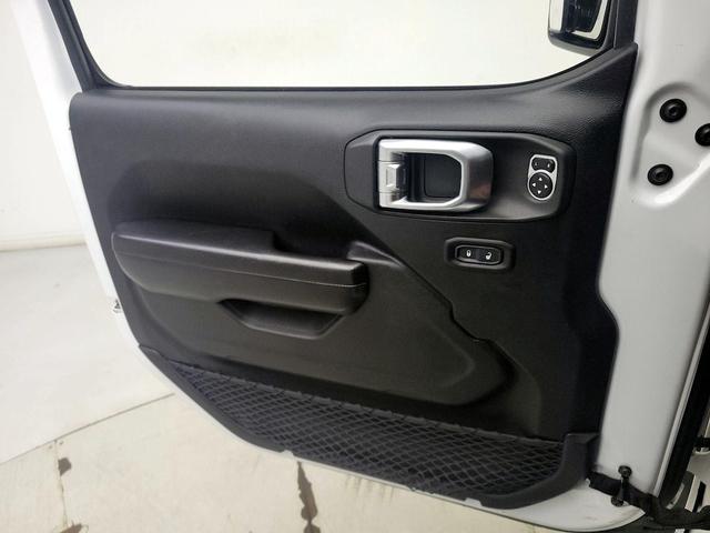 Photo of 2020 White Jeep Gladiator