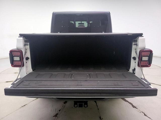 Photo of 2020 White Jeep Gladiator
