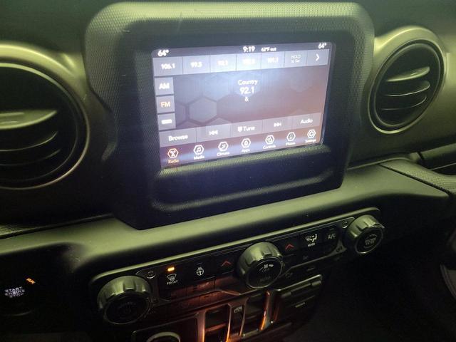 Photo of 2020 White Jeep Gladiator