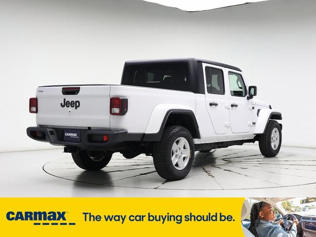 Photo of 2022 White Jeep Gladiator