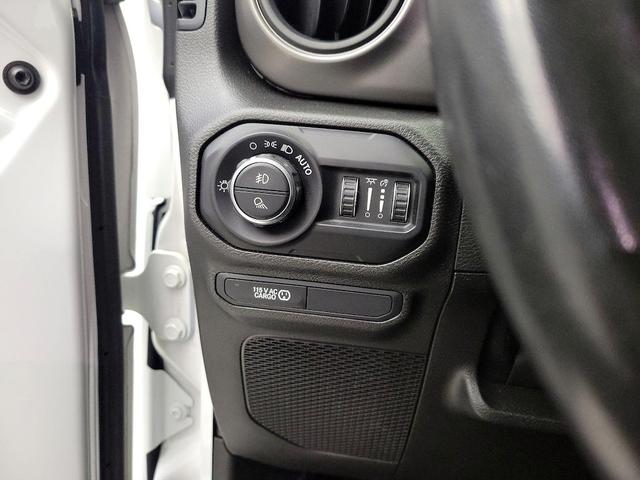Photo of 2022 White Jeep Gladiator