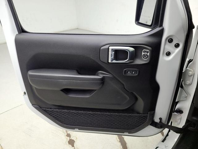 Photo of 2022 White Jeep Gladiator