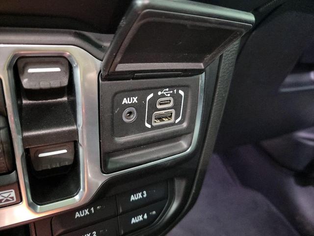 Photo of 2022 White Jeep Gladiator