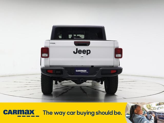 Photo of 2022 White Jeep Gladiator
