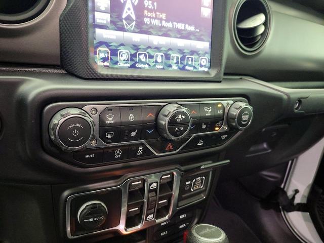 Photo of 2022 White Jeep Gladiator