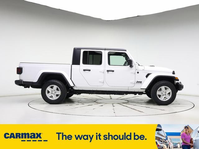 Photo of 2022 White Jeep Gladiator