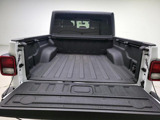 Photo of 2022 White Jeep Gladiator