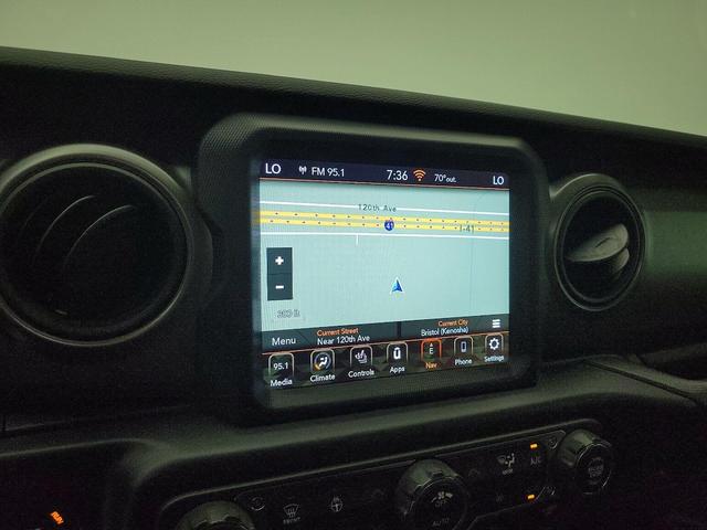 Photo of 2022 White Jeep Gladiator