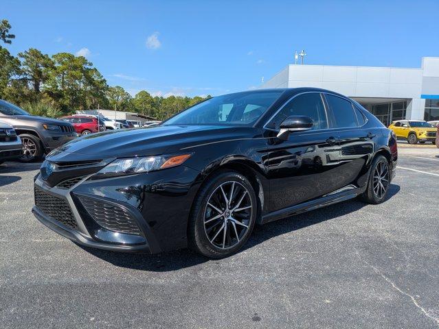 Photo of 2022 Celestial Silver Metallic Toyota Camry Hybrid