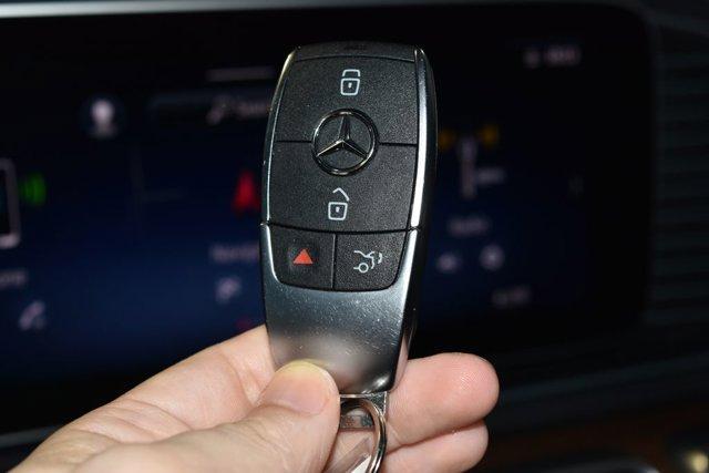 Photo of 2025 MANUFAKTUR Moonlight White Metallic Mercedes-Benz GLE 350