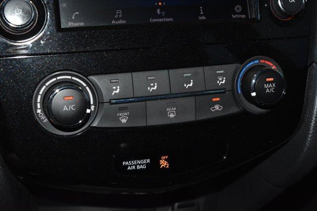 Photo of 2020 Glacier White Nissan Rogue