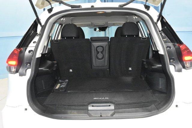 Photo of 2020 Glacier White Nissan Rogue