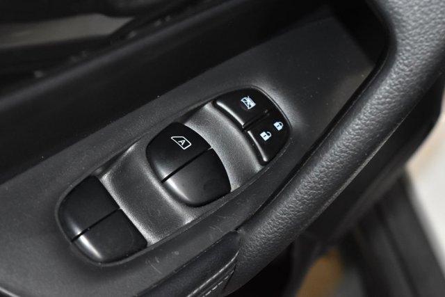 Photo of 2020 Glacier White Nissan Rogue