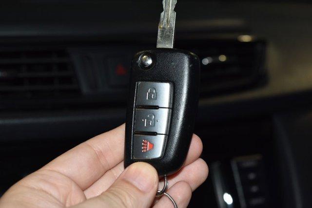 Photo of 2020 Glacier White Nissan Rogue