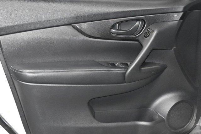 Photo of 2020 Glacier White Nissan Rogue