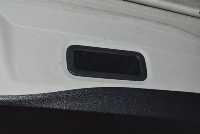 Photo of 2020 Glacier White Nissan Rogue