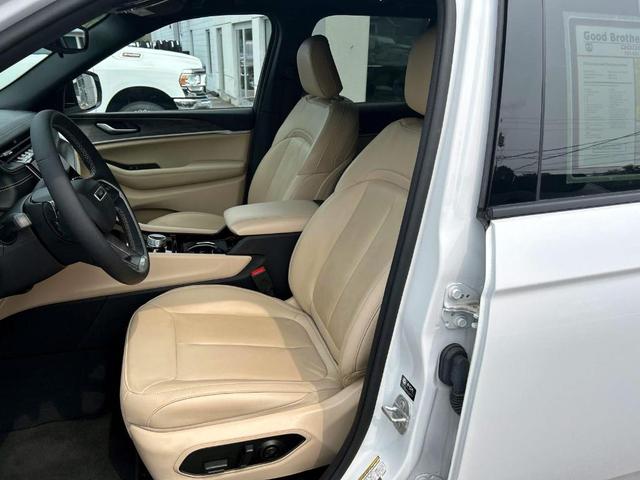 Photo of 2023 White Jeep Grand Cherokee