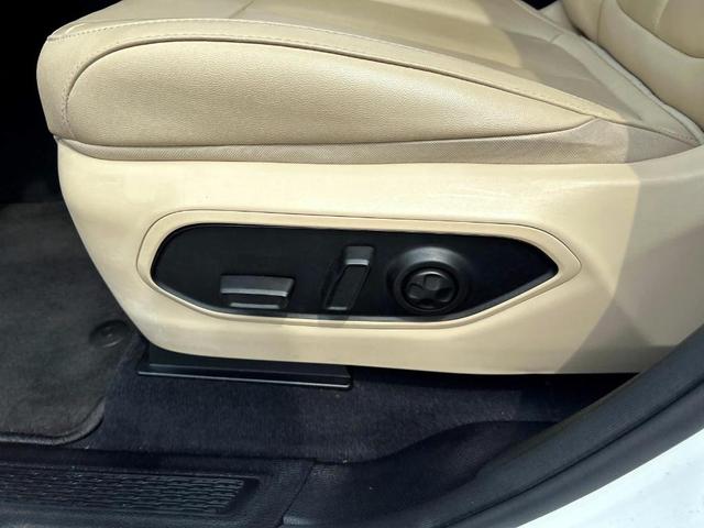Photo of 2023 White Jeep Grand Cherokee