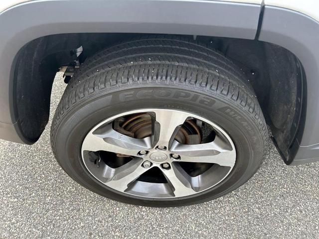 Photo of 2023 White Jeep Grand Cherokee