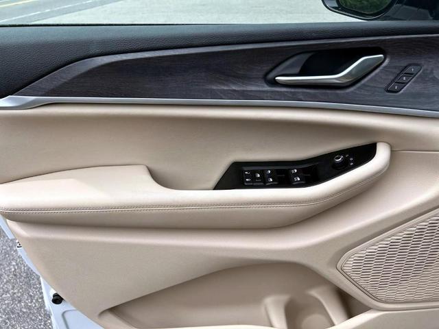 Photo of 2023 White Jeep Grand Cherokee