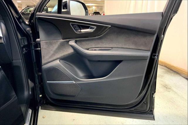 Photo of 2022 Mythos Black Metallic Audi SQ7