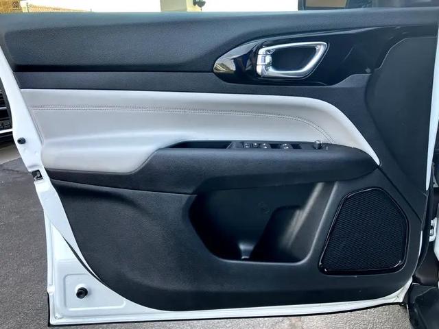 Photo of 2022 White Jeep Compass