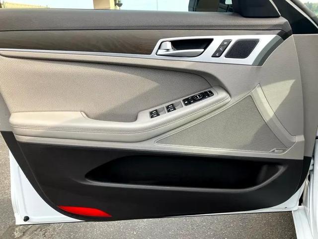 Photo of 2017 White Genesis G80
